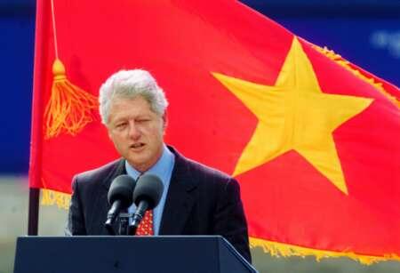 Bill-Clinton-N-Vietnam-flag